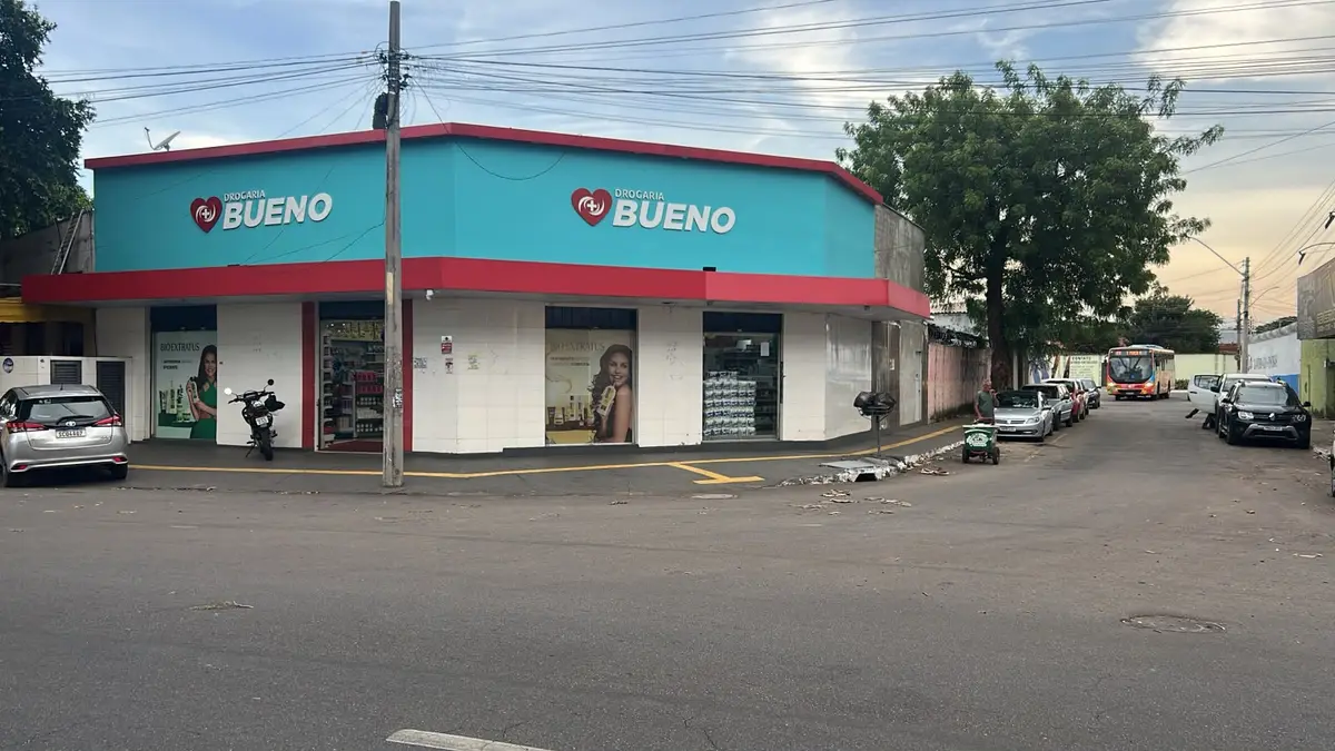Fachada da Drogaria Bueno, na esquina da Praça C, Setor Bueno